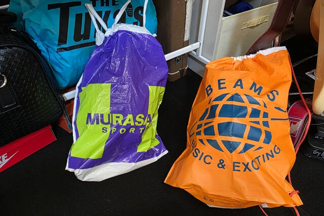 ショッパーこと人気アパレル店で購入時にもらえるビニール製や紙製のバッグはフリマアプリだと数千円で取引される人気商品