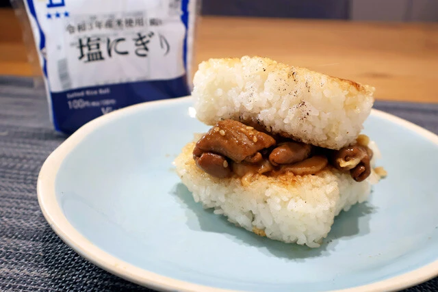 【備蓄米ライスバーガー】おにぎりをバターで焼いてホルモン焼きとチーズを挟み込む異次元のガッツリ系ライスバーガー！＜野島慎一郎のバカレシピ＞