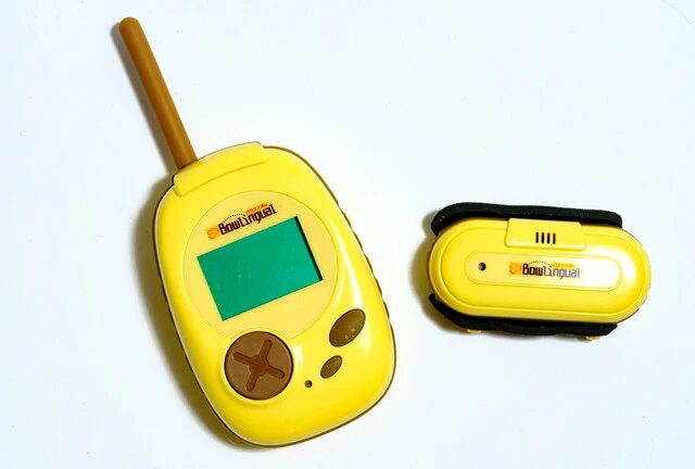 2002年9月発売、犬語を翻訳できる「バウリンガル」。ワイヤレスマイクと本体が分かれている