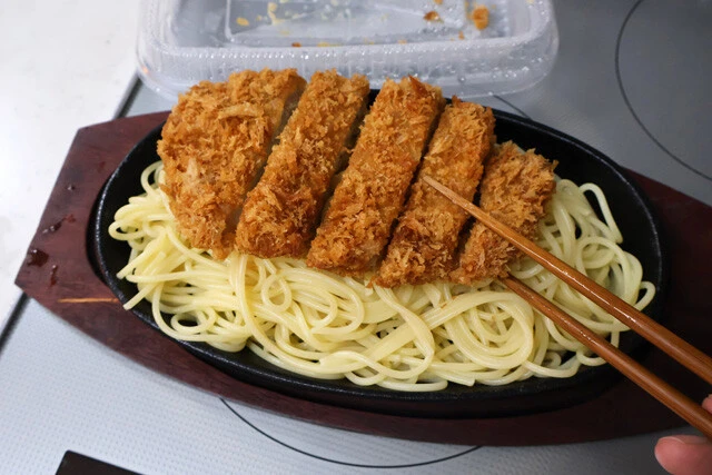 (3)盛る! スパゲティをゆで終わったら水気を切ってから鉄板に盛る。その上に一口サイズにカットしたロースカツをのせよう。鉄板がない場合はもちろん普通の皿でもOKだ