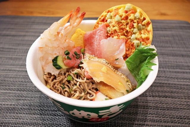 【緑のたぬきで和風冷やし中華】冷やし中華なのに和風仕立て! 緑のたぬきにすしネタをのせた贅沢な夏の味覚が誕生です!<野島慎一郎のバカレシピ>