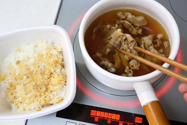 (1)つゆ! めんつゆをかけうどんの分量で希釈し、鍋で温め牛魯珈カレーの牛肉も入れてじっくりと煮込もう。牛肉の存在感があるほどウマいので肉だく推奨。追い牛皿もアリだ!