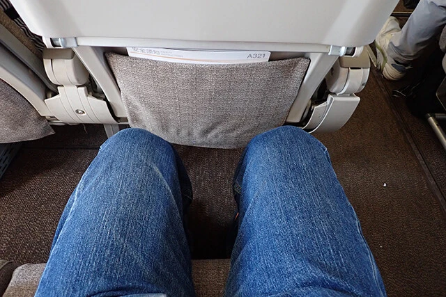 往路の上海行き搭乗機の足元。筆者は身長170㎝だが足を組む余裕はない。バンコク行きはさらに狭い