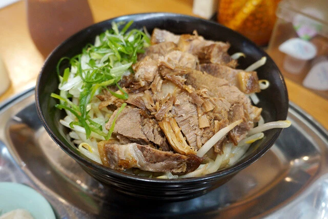 【丼二郎】インド・ネパール料理店でなぜ豚丼!? しかも二郎インスパイア系!?:パリッコ『今週のハマりメシ』第183回