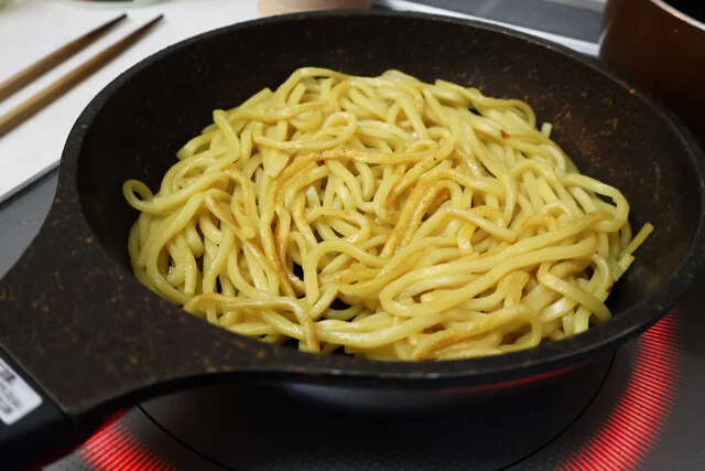 食感をプラスするアレンジが大正義! 食感がゆでたて麺には劣るコンビニ麺だが、食感が際立つ食材を足すことで印象が大きく変わる。麺を焼いて焦げ目をつけ再度冷やすのもアリ!