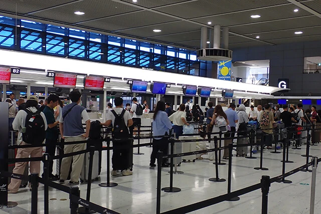 成田空港でのチェックイン待ちの列。オンラインチェックイン済みの列はスムーズだった