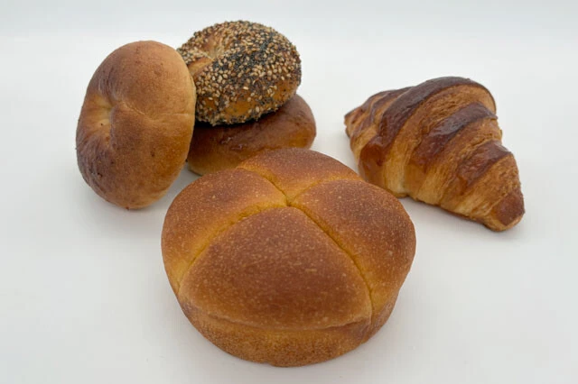 （左から）ベーグル（3点） 1036円、クロワッサン 450円、ブリオッシュ 756円／QUOI　大阪市中央区瓦町3-2-13　Tel070-1761-9800