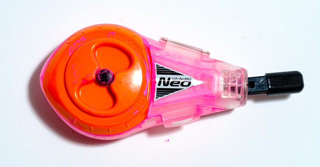 スケルトンボディのチョークライン。粉の残量や固まり具合が視認できる