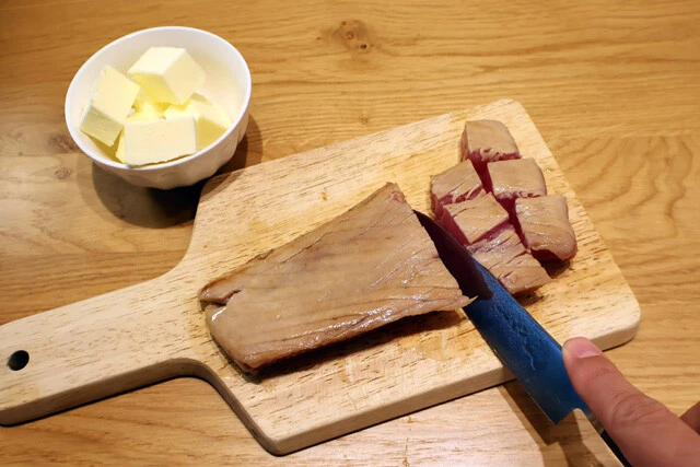 (3)切る! マグロの表面を焼いたら手早くまな板に移し、ひと口大の角切り。できればあらかじめ有塩バターも同じくらいのサイズにカットしておこう。バターの量はお好みで調整可能