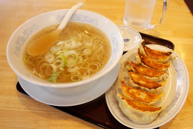 【素ラーメン】ぎょうざの満州ファンがたどり着いた、今いちばんちょうどいいメニュー、素ラーメン&餃子セット：パリッコ『今週のハマりメシ』第190回