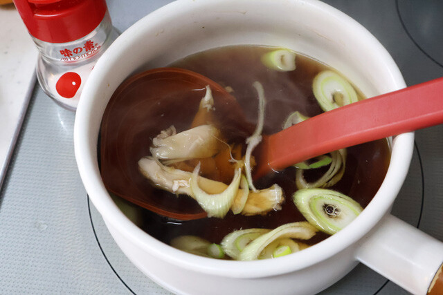 （３）味つけ！　だしが取れたら醤油、みりん、味の素を入れ、味見しながら味を調える。難しい場合は麺つゆも使おう。調ったらチキンの肉とネギを入れてひと煮立ちさせればつゆの完成だ