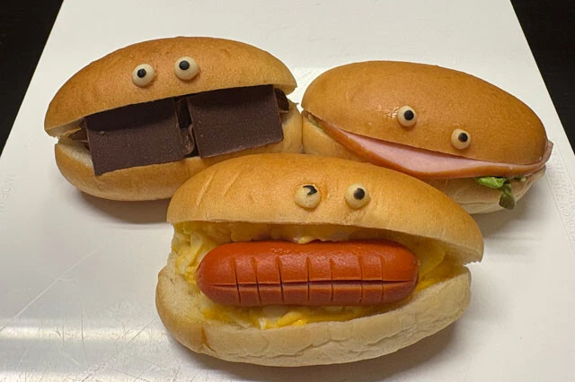 （手前）タマ助 270円、（左奥）チョコ助 270円、（右奥）ハム助 270円／コバトパン　大阪市北区天満3-4-22　Tel06-6354-5810