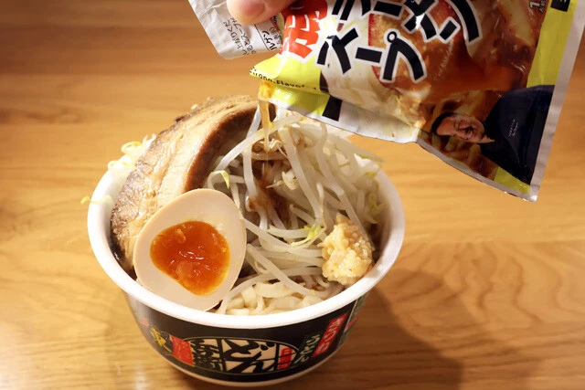 どん二郎は「日清のどん兵衛 きつねうどん」に牛脂＋ニンニク＋モヤシで作れるが、これはモヤシをのせて「豚ラーメンスープ」（セブン-イレブン）をかけるだけの超速仕様のどん二郎！