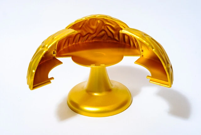 インスパイア系の金の脳型オブジェ。メロンパン入れになっている