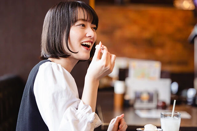 レトロ喫茶店を楽しむ若い女性のイメージ