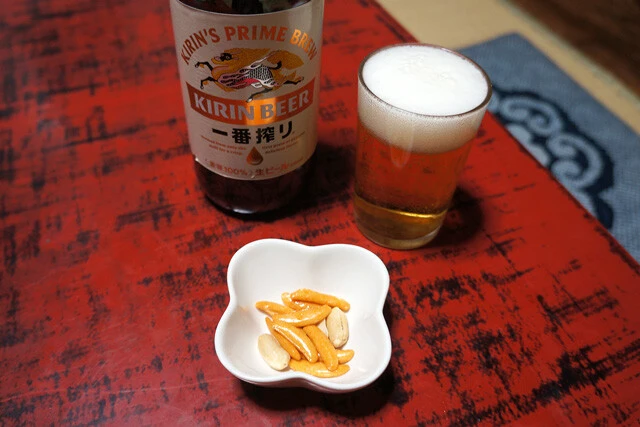 小皿の柿ピーがまた嬉しい