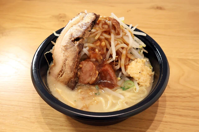 冷凍「天下一品」（ローソン）に豚ラーメンのスープを絡めたモヤシをのせるだけ。ニンニク＋醤油＋豚のうまみがこってりスープに刺激と厚みをもたらす。見事にハマった！