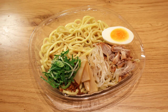 頑者監修 冷し魚介豚骨まぜそば ファミリーマート：598円　つけ麺で定番の魚介豚骨スープで冷やしまぜそば風に。とろっと濃厚でまろやかなのにさっぱりいける。具が多いので特製つけ麺気分！