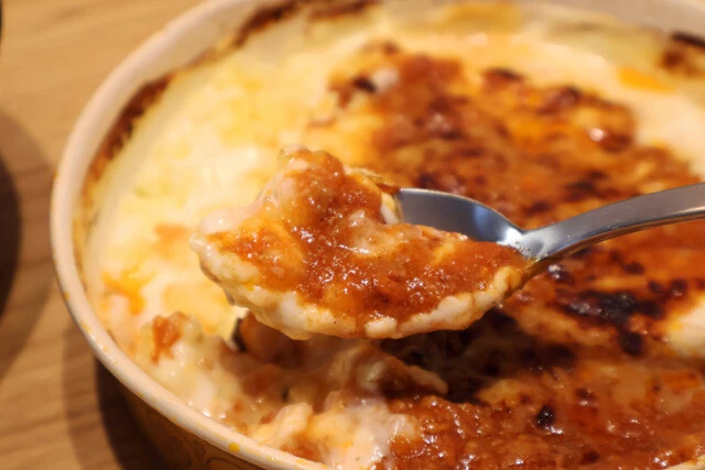 (1)すくう! ミラノ風ドリアをテイクアウトし、ライスの上にのっているホワイトソースとミートソースをスプーンなどですくい取ろう。完全に取ることは難しいので、だいたいでOKだ