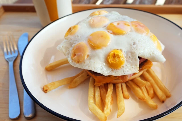 【ハイパー月見バーガー】ウズラの卵の目玉焼きで黄身の数が10倍！　秋の国民的味覚「月見バーガー」がハイパーボリュームにメガ進化！＜野島慎一郎のバカレシピ＞