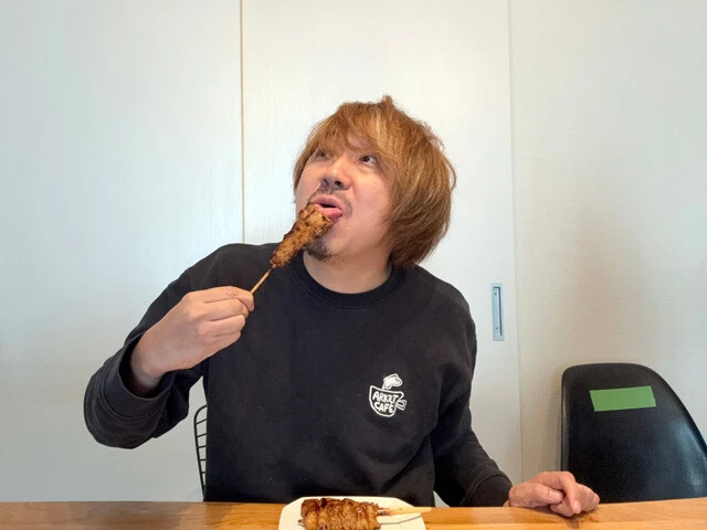 (1)舐める! 本来はプレーンの焼き鳥を用意したかったが、コンビニには塩かタレしかナシ。仕方ないので舐めてプレーンの状態に戻すことに。皆さんは最初からプレーンを用意しよう!