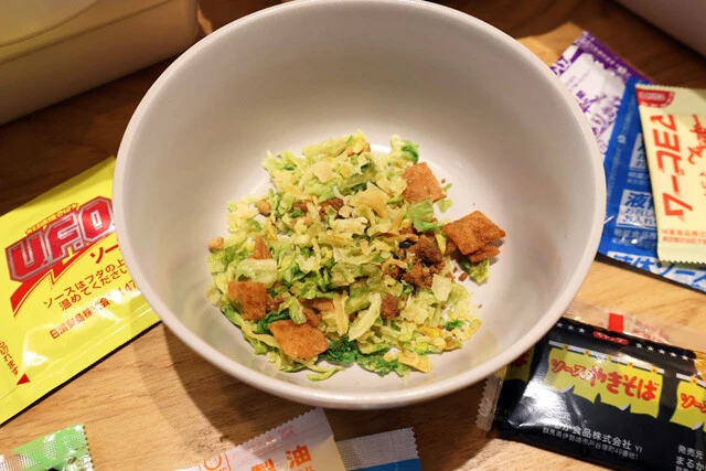 （１）集める！　すべてのカップを開け、かやくのみ耐熱容器に集めて熱湯を注ぐ。日清焼そばU.F.O.と一平ちゃんのかやくは麺に投入済み。面倒だけど麺をいったん取り出し、全部集めよう