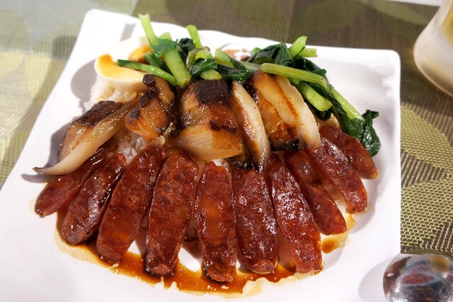 【塩漬け肉定食】圧倒的メニュー数を誇る香港料理店にて、至高の豚肉料理と出会う:パリッコ『今週のハマりめし』第202回