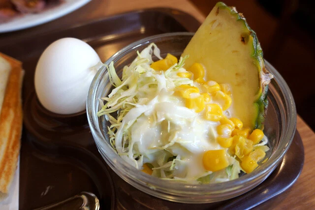 パイナップル添えサラダ