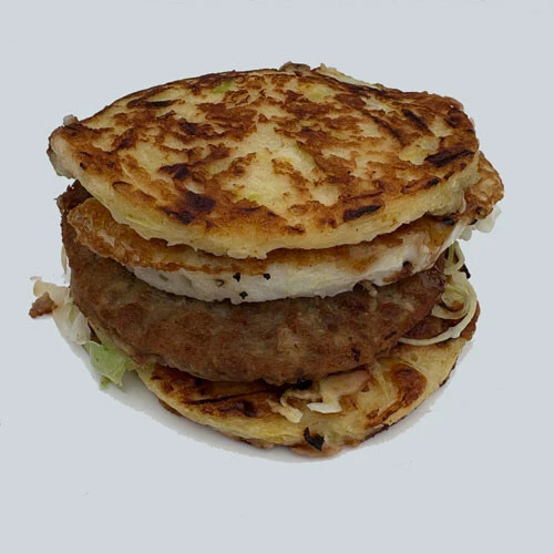 お好み焼きバーガー 590円／ロッテリア　阪急梅田茶屋町口店　大阪市北区芝田1-1-3　Tel06-6374-6231
