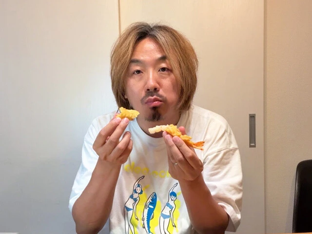 (1)エビ! 丸亀製麺のえび天は魚介トマトスープのうまみアップに超有効だ。しかし、そのままだと衣がドロッと溶けてしまうので、あらかじめ衣だけ剥がして食べてしまおう