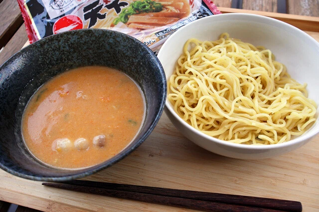 【天下一品うまい棒つけ麺】キンレイの冷凍天一を力業で分解!?　うまい棒のチーズ味でスープを仕立てる超こってり系のつけ麺!!＜野島慎一郎のバカレシピ＞