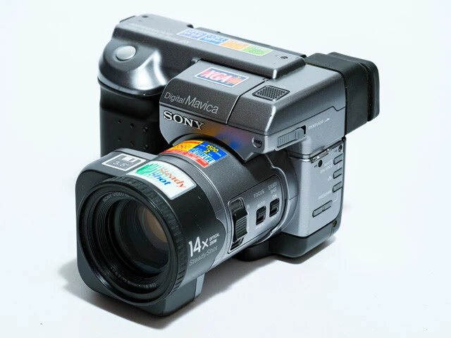 MVC-FD91 中期モデル。大きなレンズが特徴。初期モデルに比べてフロッピーの読み書きが高速に