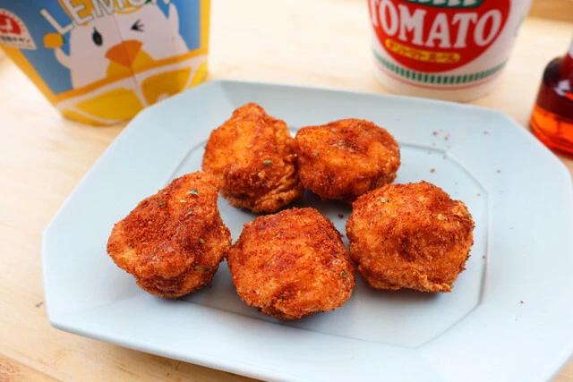 【トムヤム風からあげクン】チリトマトヌードルの粉末スープをからあげクンにまぶしてトムヤム風に！　お手軽すぎるタイ風味変レシピ！＜野島慎一郎のバカレシピ＞