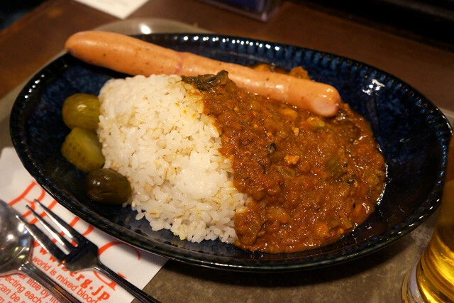 【カレー】新宿の老舗カフェ兼ビアパブで食べる、南国スパイシー鶏と野菜と豆のカレー:パリッコ『今週のハマりメシ』第195回