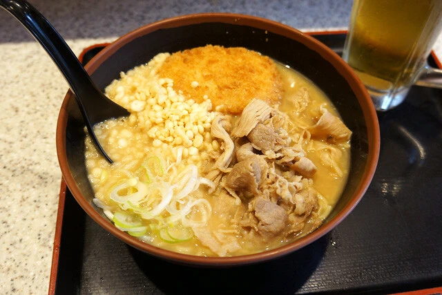 【コロッケ肉味噌ラーメン】富士そばの店舗限定謎メニューが、"攻め"を通り越しつつもちゃんと絶品だった：パリッコ『今週のハマりメシ』第170回