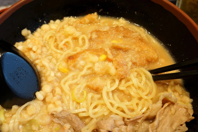 ひらすらに箸でつついて