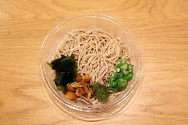 ミニネバネバそば ローソン：451円　わかめ、オクラ、めかぶ、なめこ入り。とろろも欲しい気もするが、想像どおりのネバネバ感を堪能できる。そばも十分ウマい