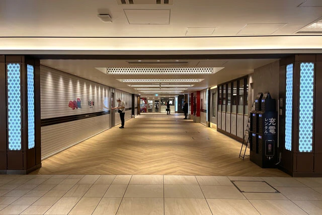 朝の東京地下街