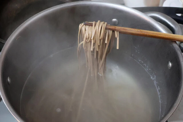 （４）ゆでる！　つゆの準備をしながらそばもゆで、（３）に入れて出来上がり。ちなみに、チキンの衣を細かくしてトースターで焼くとカリカリに。これを天かす代わりに使うといっそうウマい！