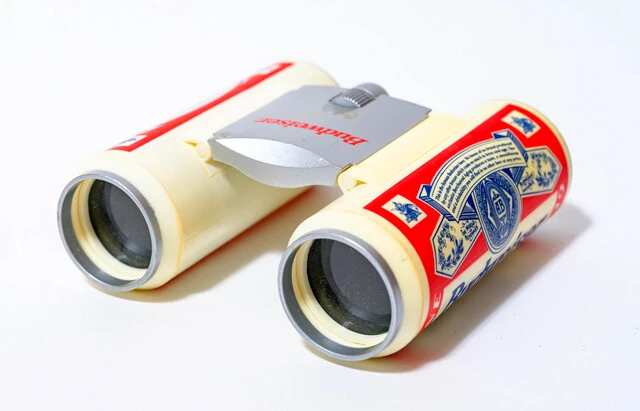 バドの缶がふたつ並んでいるのかと思いきや、開くと双眼鏡になるという驚きのアイテム