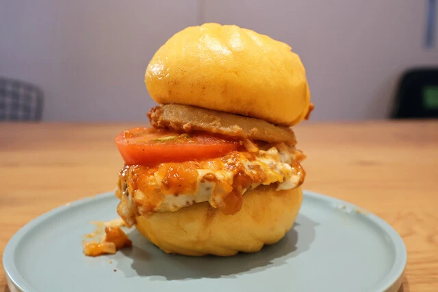 【モスチーズピザまん】モスチーズバーガーの中身をふたつのピザまんでサンド! ソース感マシマシの激ウマまん!!<野島慎一郎のバカレシピ>