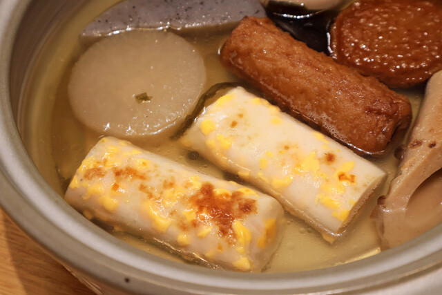 かまぼこがおでんに合うのは言わずもがな。練り込まれたチーズが熱でとろけておいしさ倍増！　たんぱく質が豊富なのもうれしい