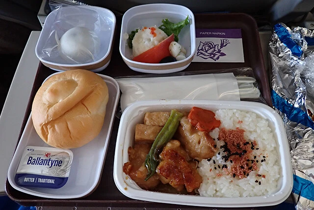 成田－上海での機内食。予想よりも味は上々、しかし一緒に頼んだビールはぬるくて興ざめ