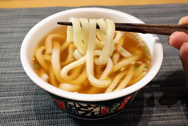 (5)どん兵衛! 資さんうどんの麺とどん兵衛の粉末スープが余ってしまうので、どん兵衛のカップに粉末スープを溶かし、資さんうどんの麺を入れて食べてしまおう。これもバッチリウマい!