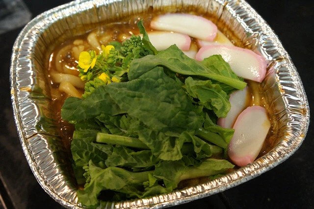 菜の花とかまぼこをどさっと