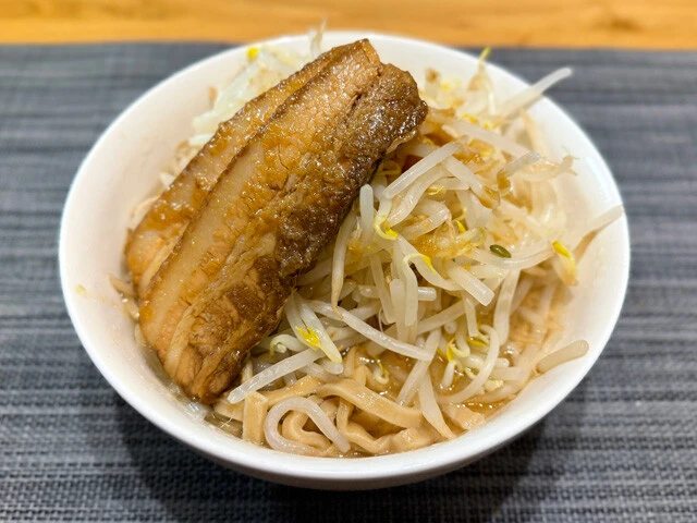 ワシワシ極太麺も、ニンニク＆アブラガッツリなスープも、コンビニやスーパーで調達可能。しかもレベルも高い。店で並ばずに本格二郎系ラーメンが食べられる時代が到来だ！