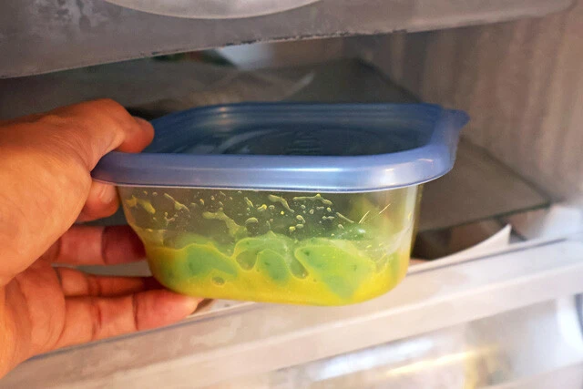 (3)冷凍! タレを絡めたら容器にフタをし、冷凍庫で1、2日ほど漬け込もう。文字数が余ったのでもう一度書く。タレを絡めたら容器にフタをし、冷凍庫で1、2日ほど漬け込もう