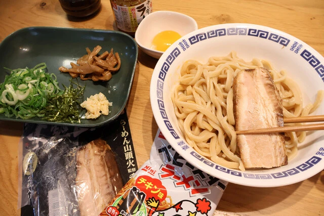 (3)盛る! 麺の上に刻みニンニク、具入りラー油をのせたら、中央にくぼみを作って卵黄をのせる。あとは普通の油そばに合う食材を自由にトッピングすべし。油そばは自由だ!