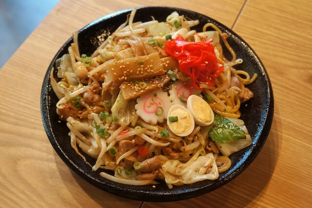 【焼きラーメン】真夏の昼酒場は大人の給水所。そこで食べた人生初の焼ラーメンが、自分好みすぎて......:パリッコ『今週のハマりメシ』第196回