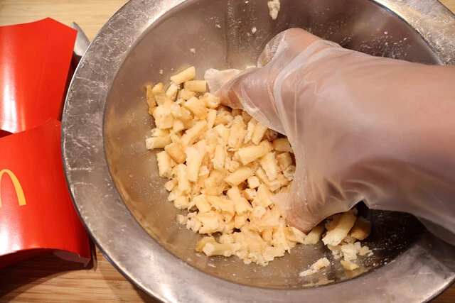 （１）潰す！　マックフライポテトを包丁で細かく刻み、ボウルに移したらミルクを少しずつ加えながら手でグニグニと握り潰してマッシュポテト状にする。ビニール手袋着用を推奨